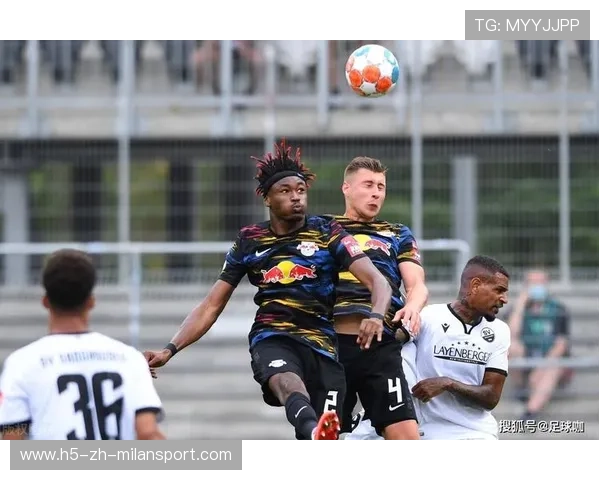 拜仁防线回追节奏：教练强调压迫后的回撤与站位协调